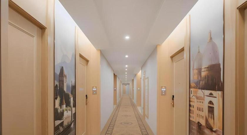 Vienna Hongqiao Hub National Exhibition Center Huqingping Road Hotel 3*
